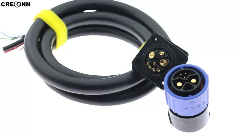 What are the advantages of using M23 connectors in sensor connections?